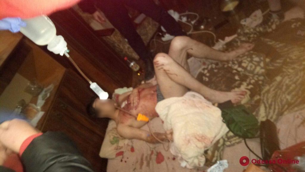 В крови и наручниках: полиция задержала порезавшую любимого девушку (фото)