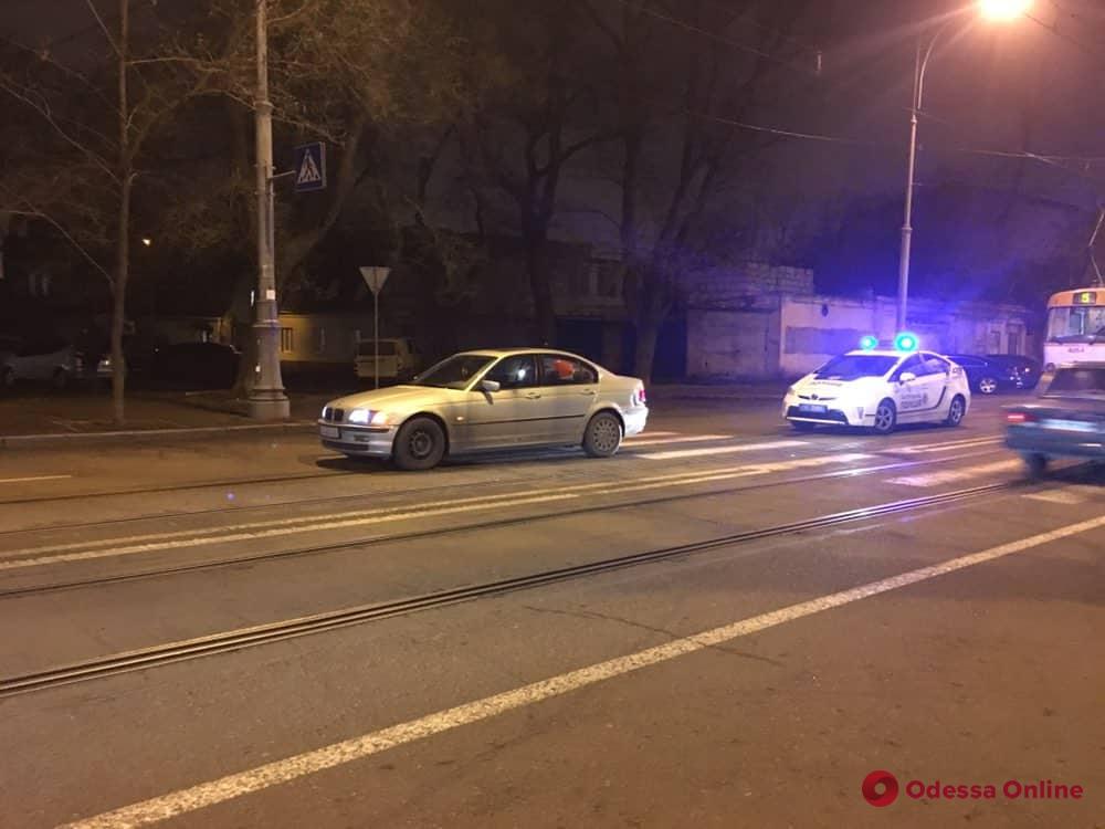 Одесса: автомобиль сбил женщину на пешеходном переходе