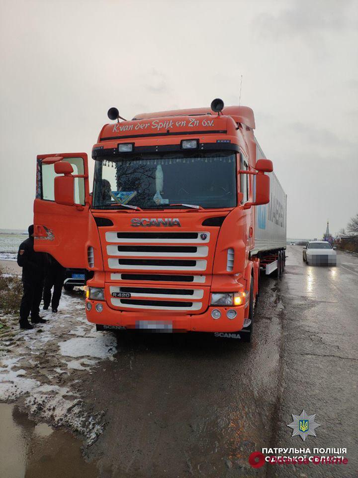 Забрали деньги и скрылись на грузовиках: на трассе «Киев — Одесса» на водителя напали разбойники