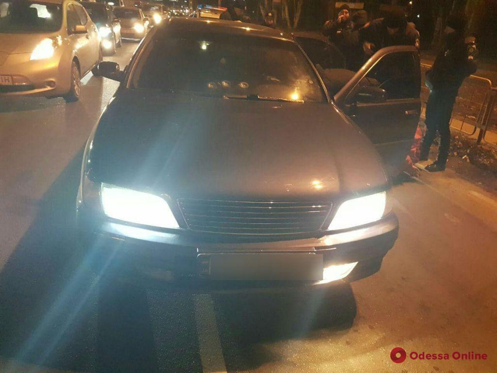Одесса: таксист заблокировал в автомобиле и ограбил пассажирку