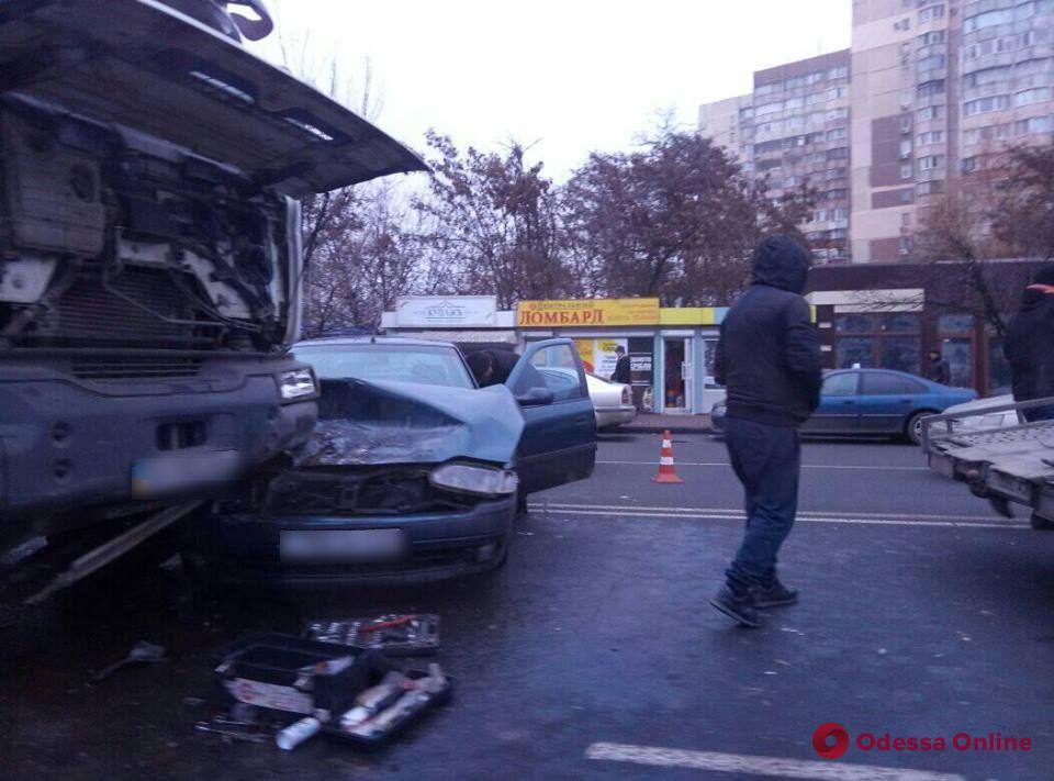 Одесса: на Люстдорфской дороге столкнулись грузовик и легковушка