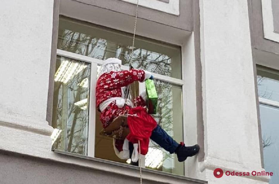 Оставим камин Санте: в одесскую школу Дед Мороз «зашел» через окно