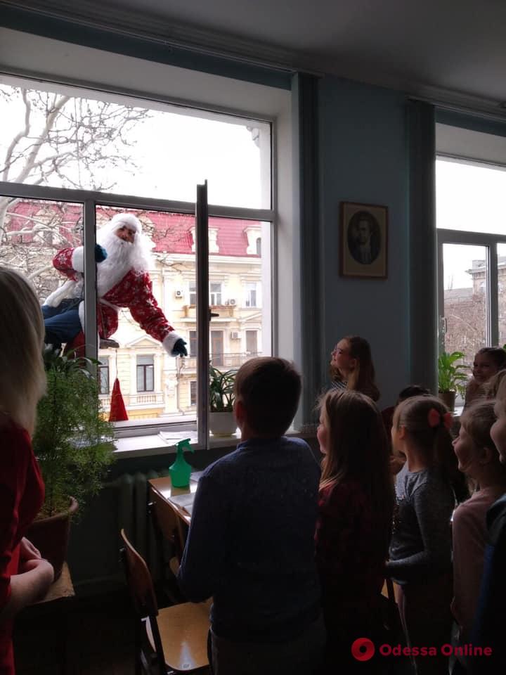 Оставим камин Санте: в одесскую школу Дед Мороз «зашел» через окно