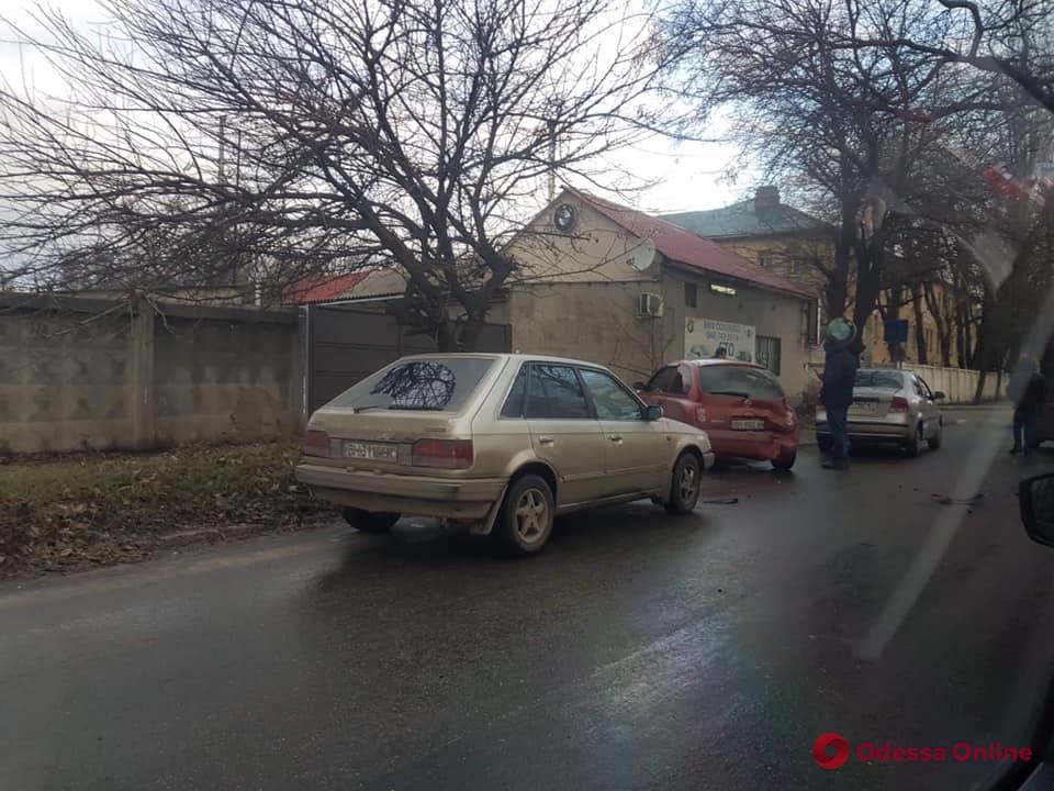 В Одессе произошло ДТП с участием пяти легковушек