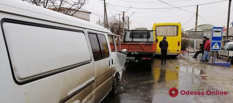 В Белгороде-Днестровском произошло тройное ДТП: водителя микроавтобуса зажало в салоне