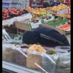 Похмелье: в одесском супермаркете мужчина опустил голову в бочку с рассолом (видео)