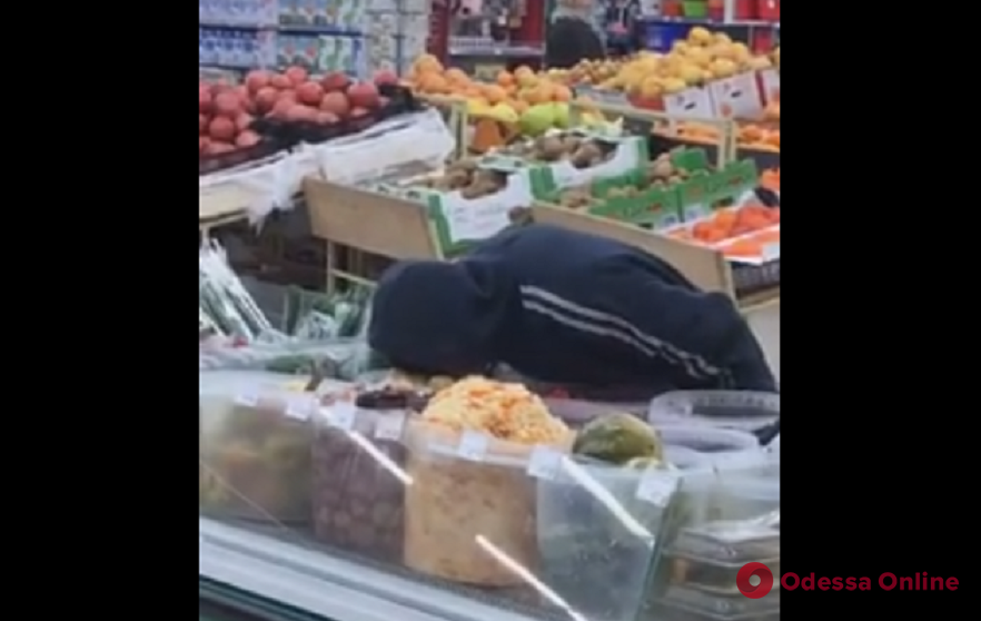Похмелье: в одесском супермаркете мужчина опустил голову в бочку с рассолом (видео)