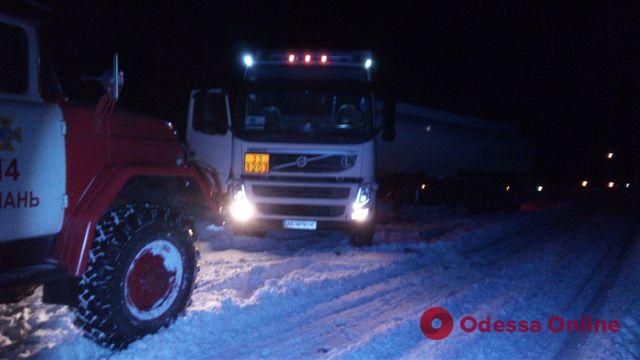 Непогода: в Одесской области спасатели доставали застрявшие автомобили