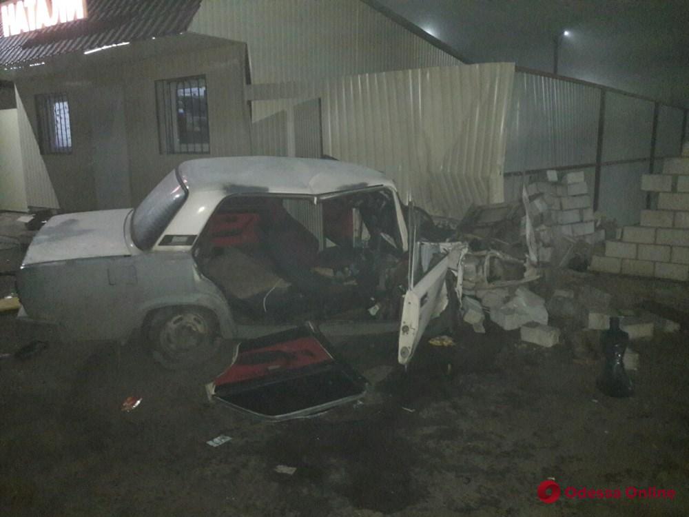 Авария под Одессой: спасатели вырезали пострадавших из разбитого авто