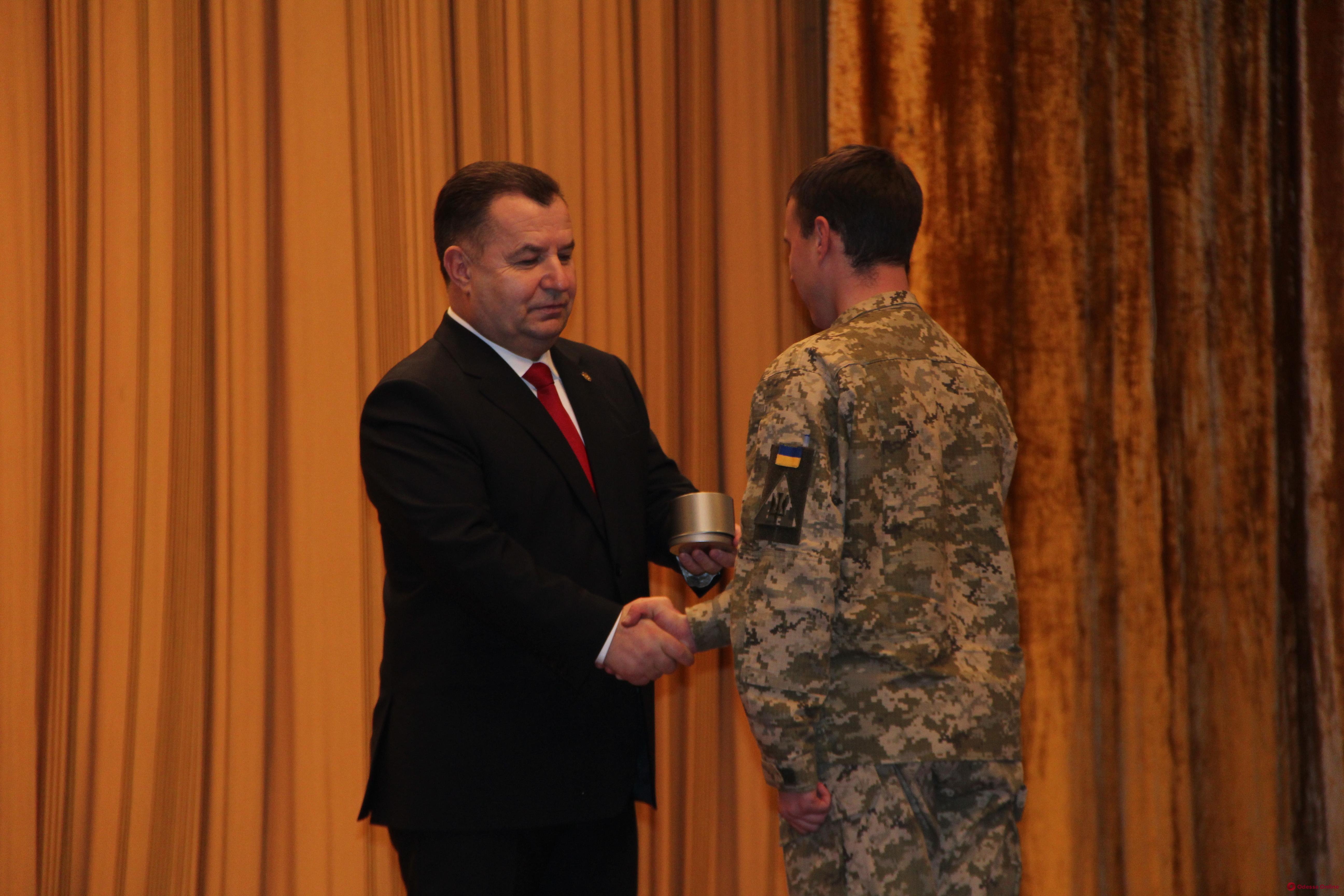 В Одессе министр обороны наградил военнослужащих