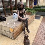 В Одессе установили скульптуру девушки с котиком