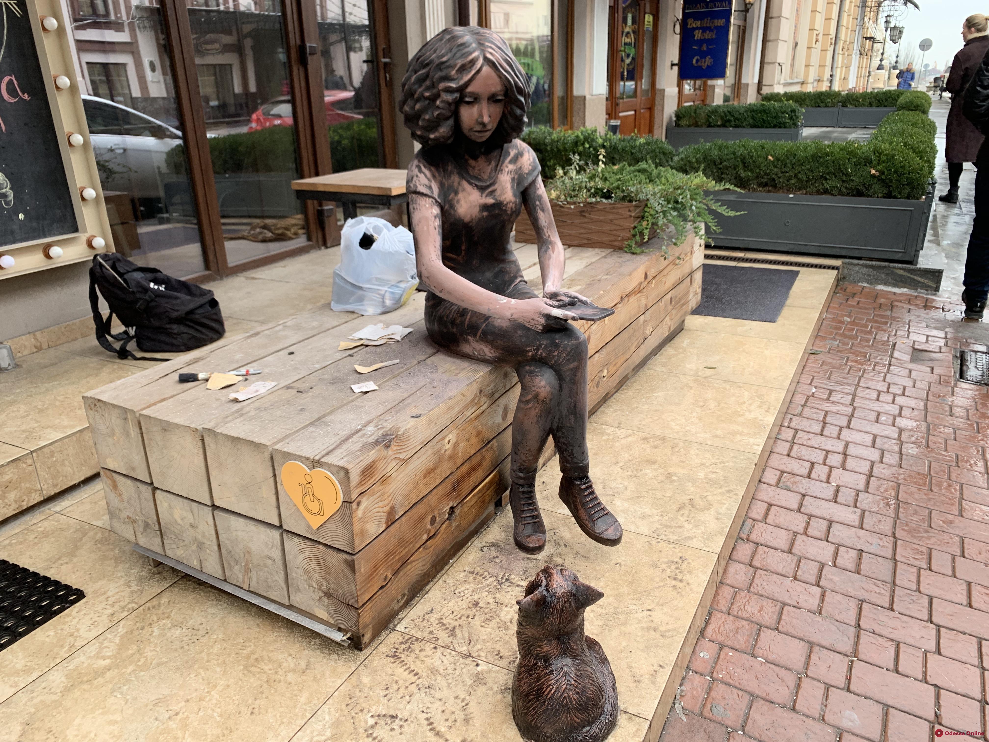 В Одессе установили скульптуру девушки с котиком