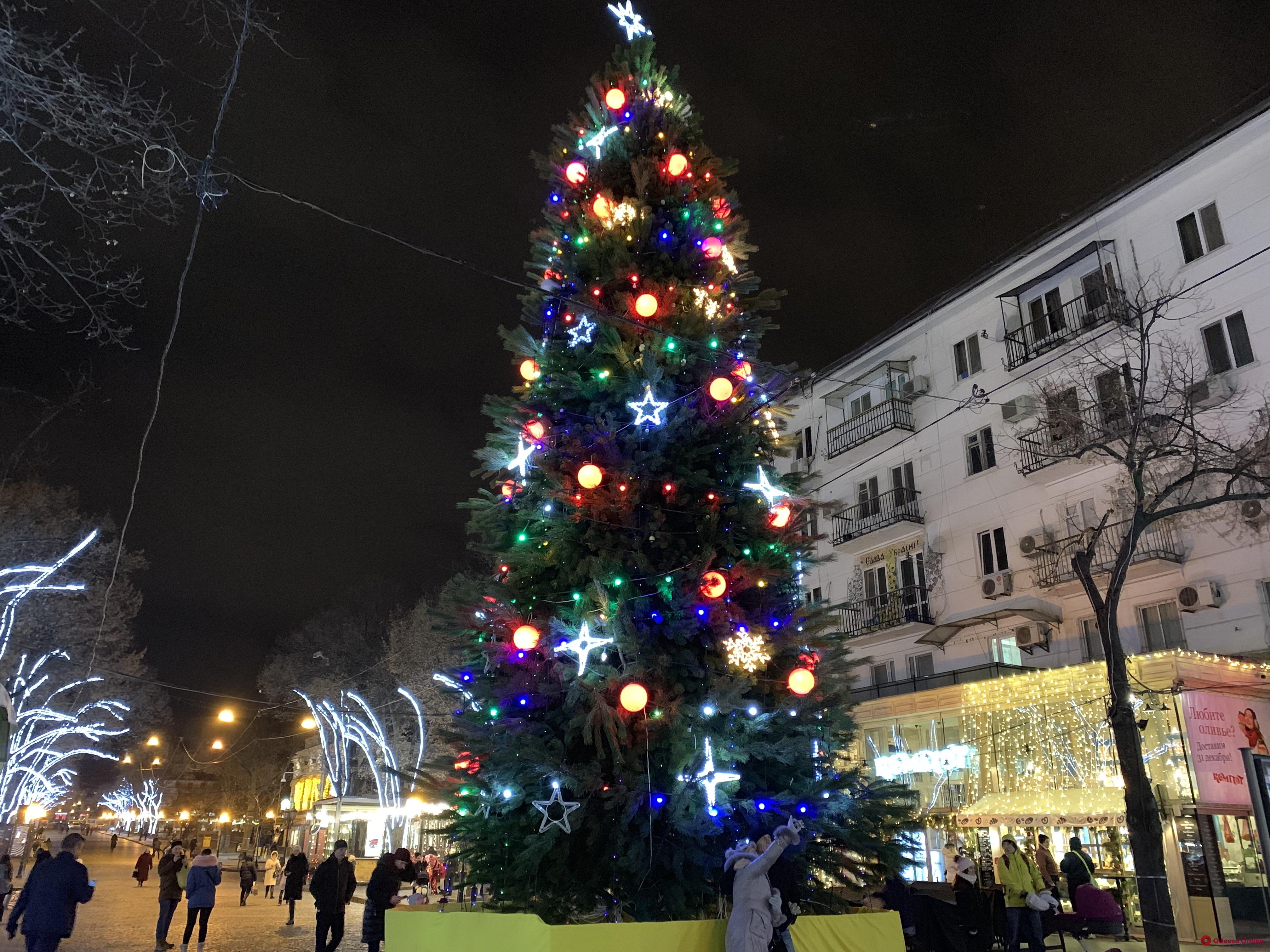 На Дерибасовской зажглась новогодняя елка (фото)