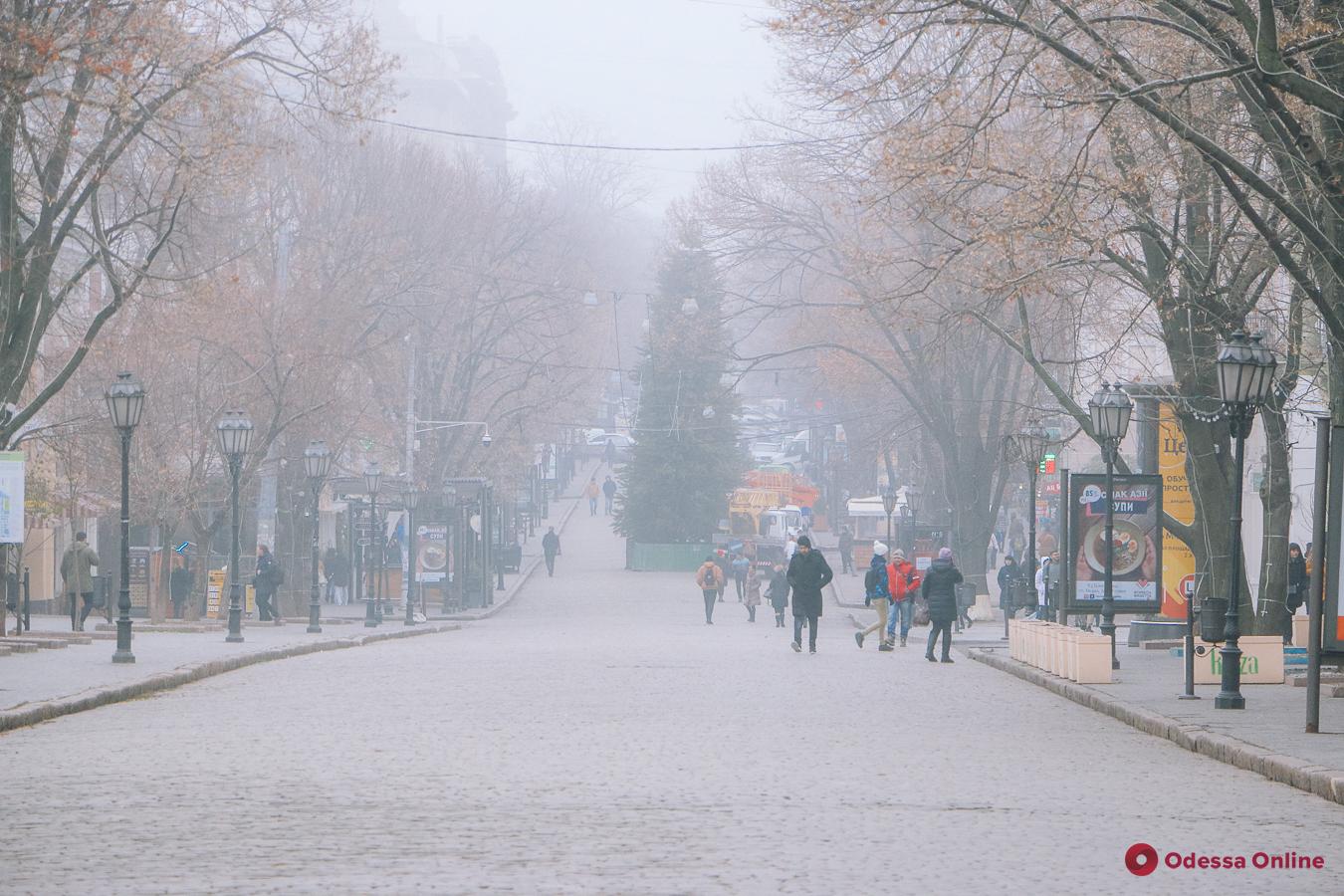 Одессу накрыл густой туман (фоторепортаж)