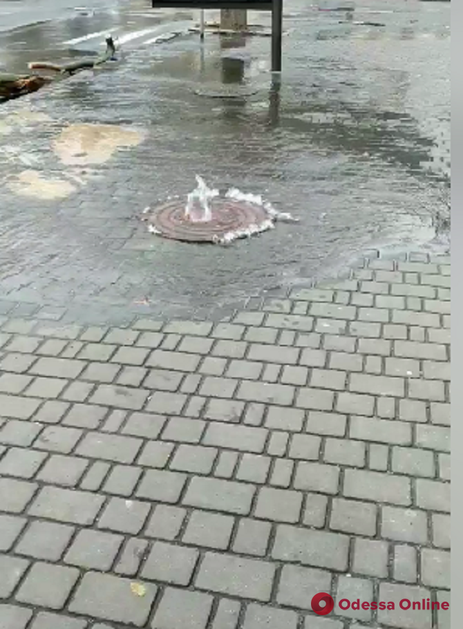 В Одессе появился новый «фонтан» (видеофакт, обновлено)
