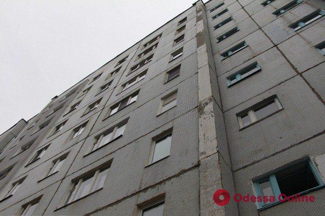 Пытался попасть домой через окно: житель Килии упал с четвертого этажа