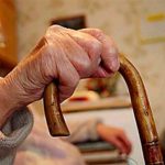 В Измаиле внучка издевалась над бабушкой и отбирала пенсию