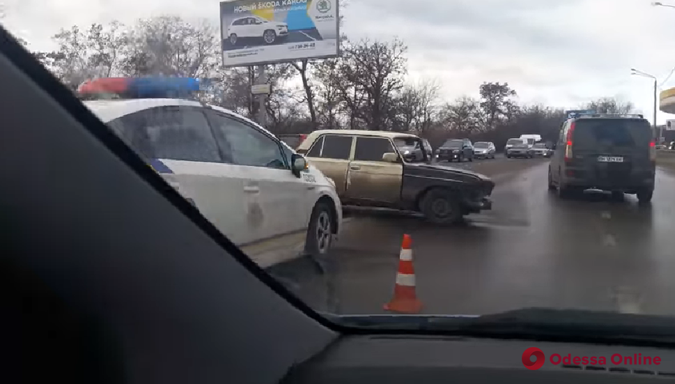 На Овидиопольской дороге столкнулись легковушки (видео)