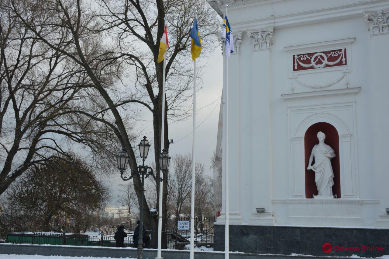 В Одессе подняли флаг ВМС в знак поддержки пленных моряков (фото)