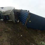На Клеверном мосту перевернулась фура