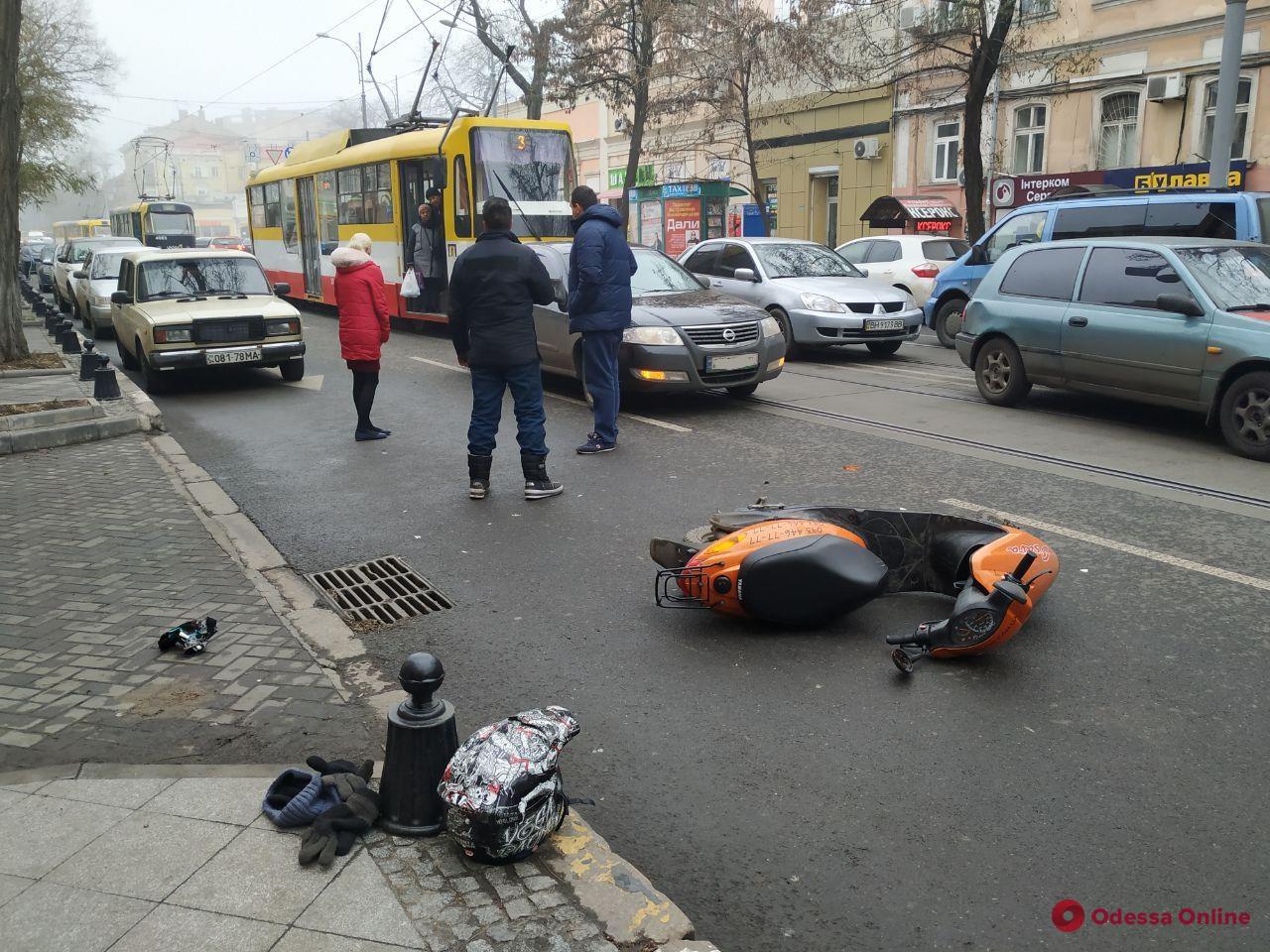 В Одессе мопед врезался в открытую дверь авто: образовалась пробка
