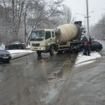 В Одессе столкнулись бетономешалка и легковушка (фото)