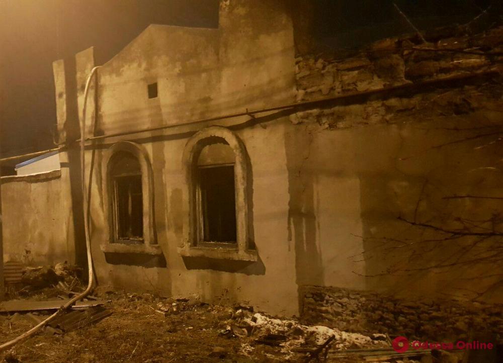 На Слободке горел заброшенный дом: погиб мужчина