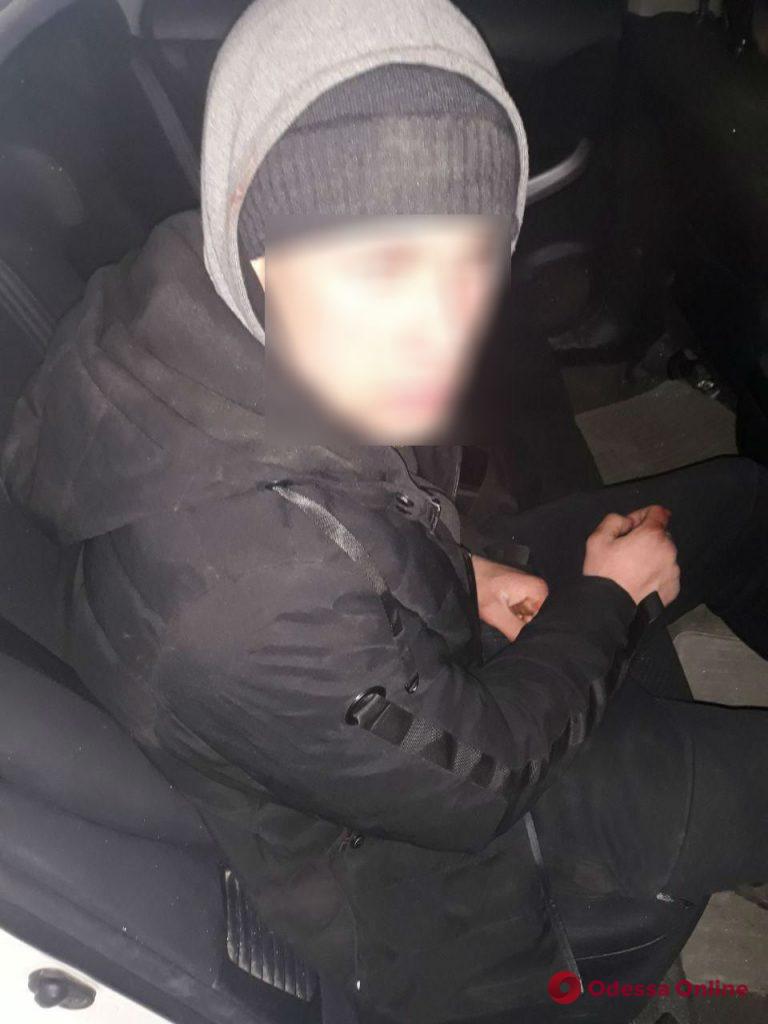 Порезал шины на автомобиле: в центре Одессы задержали пьяного неадеквата