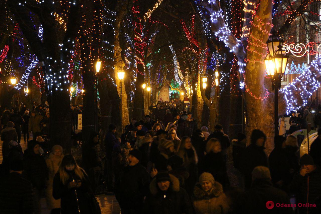 Тысячи одесситов пришли встречать Новый год на Думскую площадь
