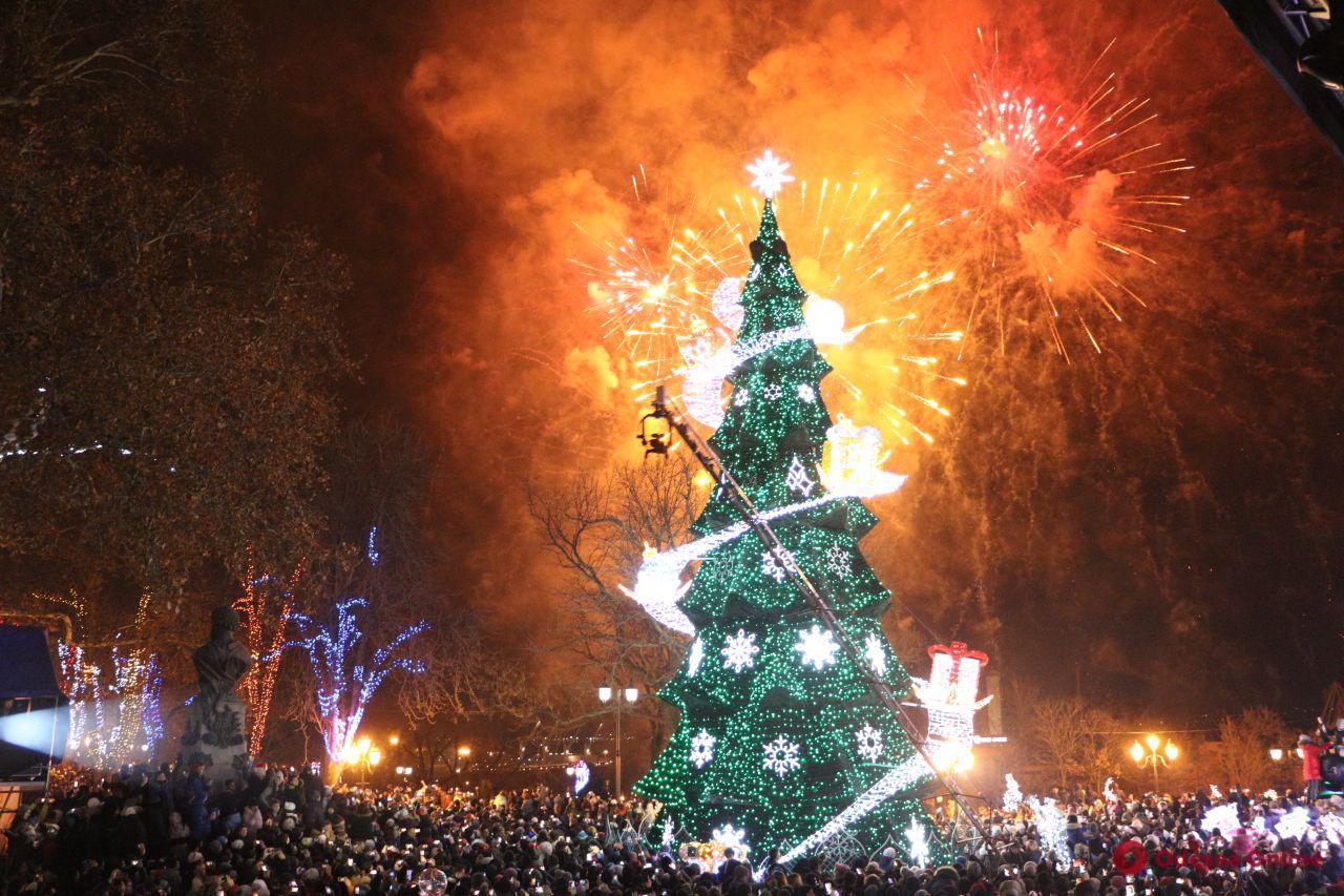 Праздничный фейерверк на Думской: одесситы встретили 2019 год (фото, видео)