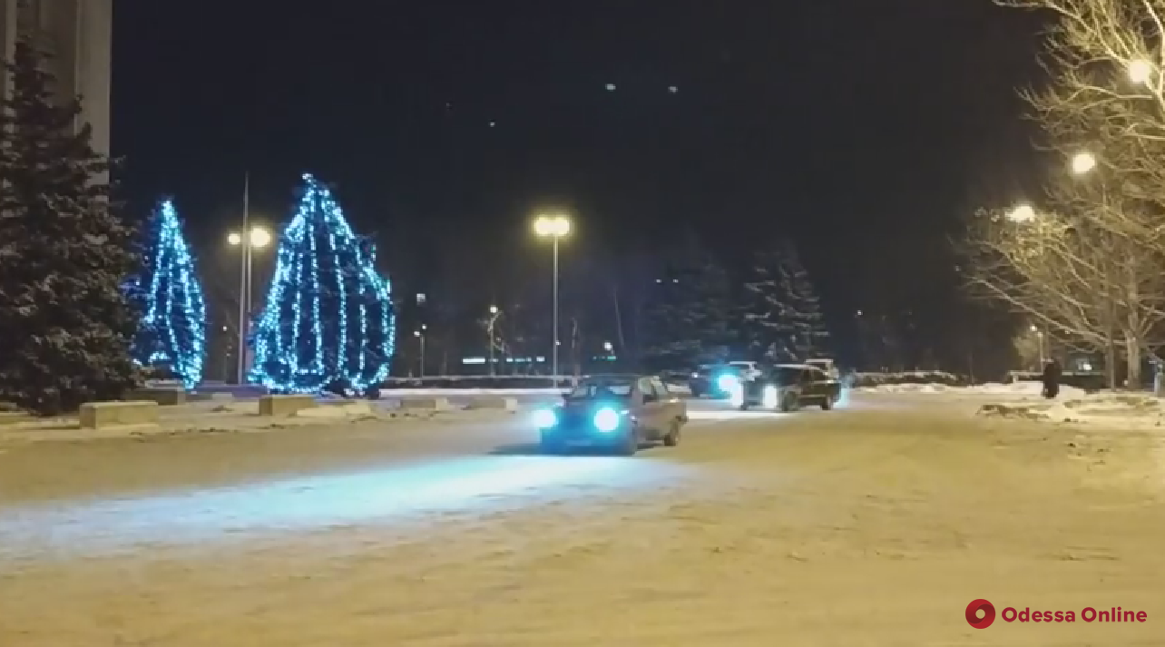 Возле Одесской ОГА гоняли «снежные дрифтеры» (видео)