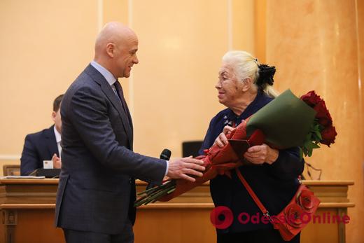 Бабушке моряка Андрея Новичкова мэр вручил почетный знак отличия