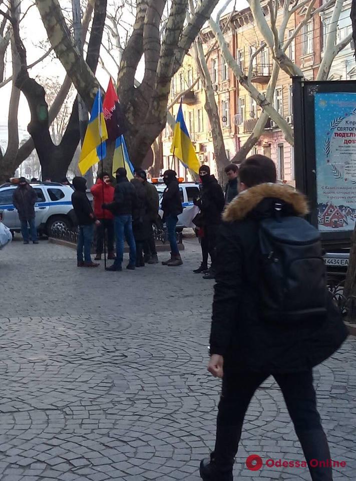 Активисты в масках пикетировали одесский монастырь