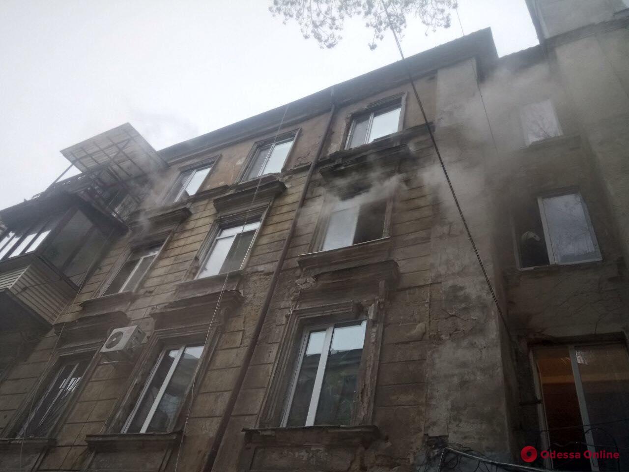 В центре Одессы произошел пожар: пострадала женщина