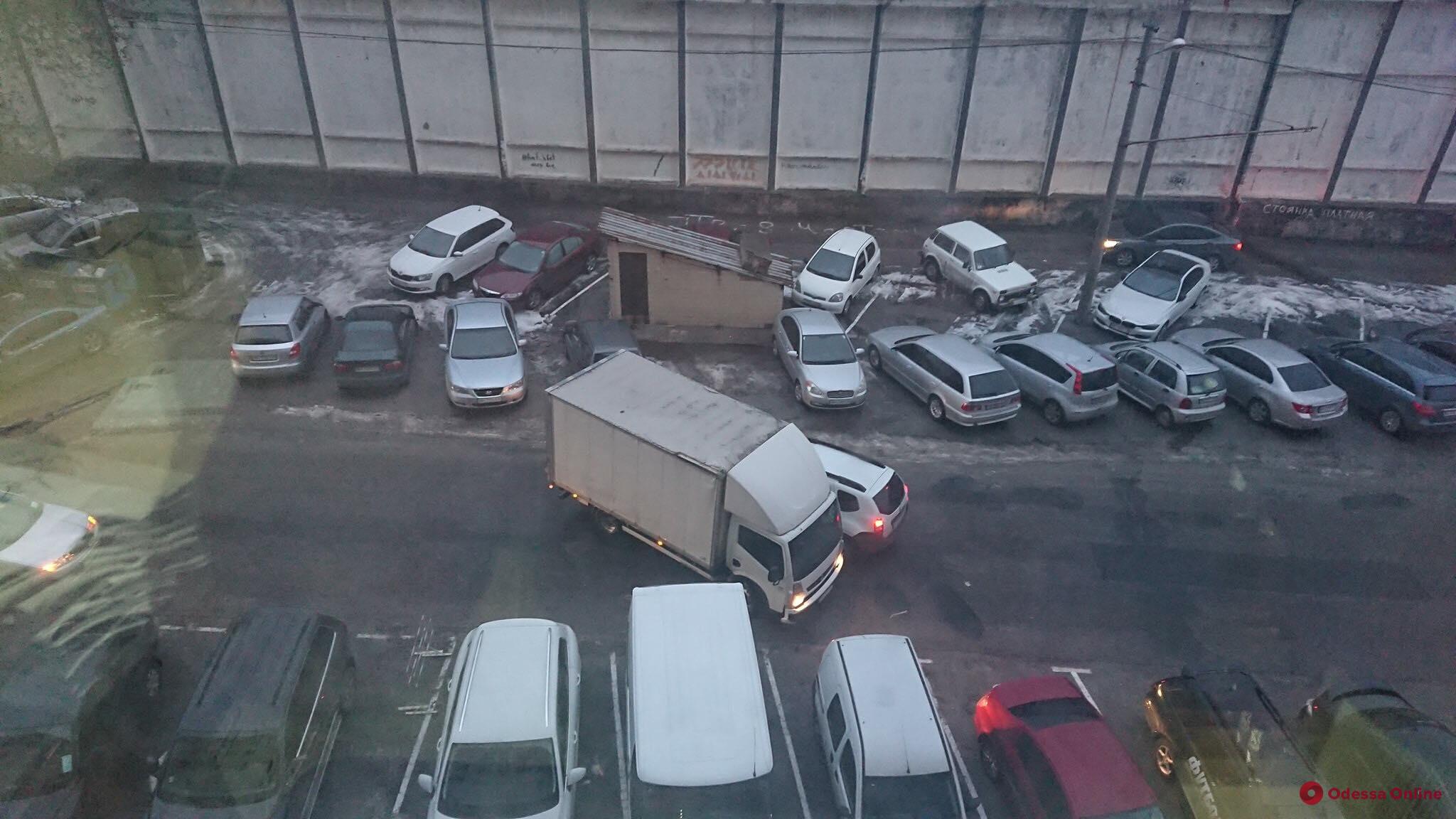 В Одессе столкнулись грузовик и легковушка