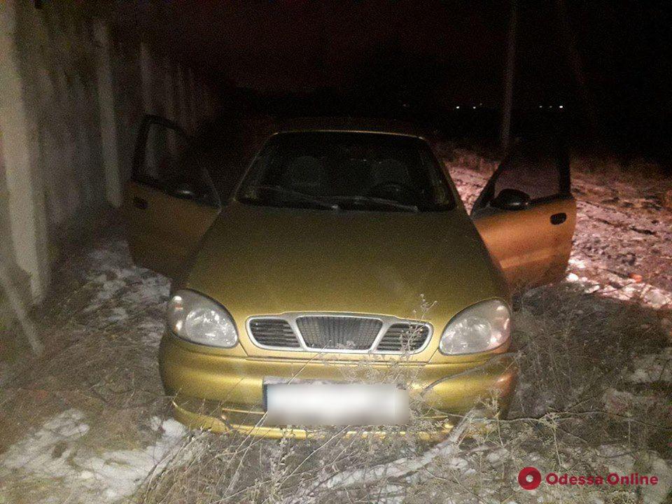 В Одессе двое напали на таксиста и угнали автомобиль