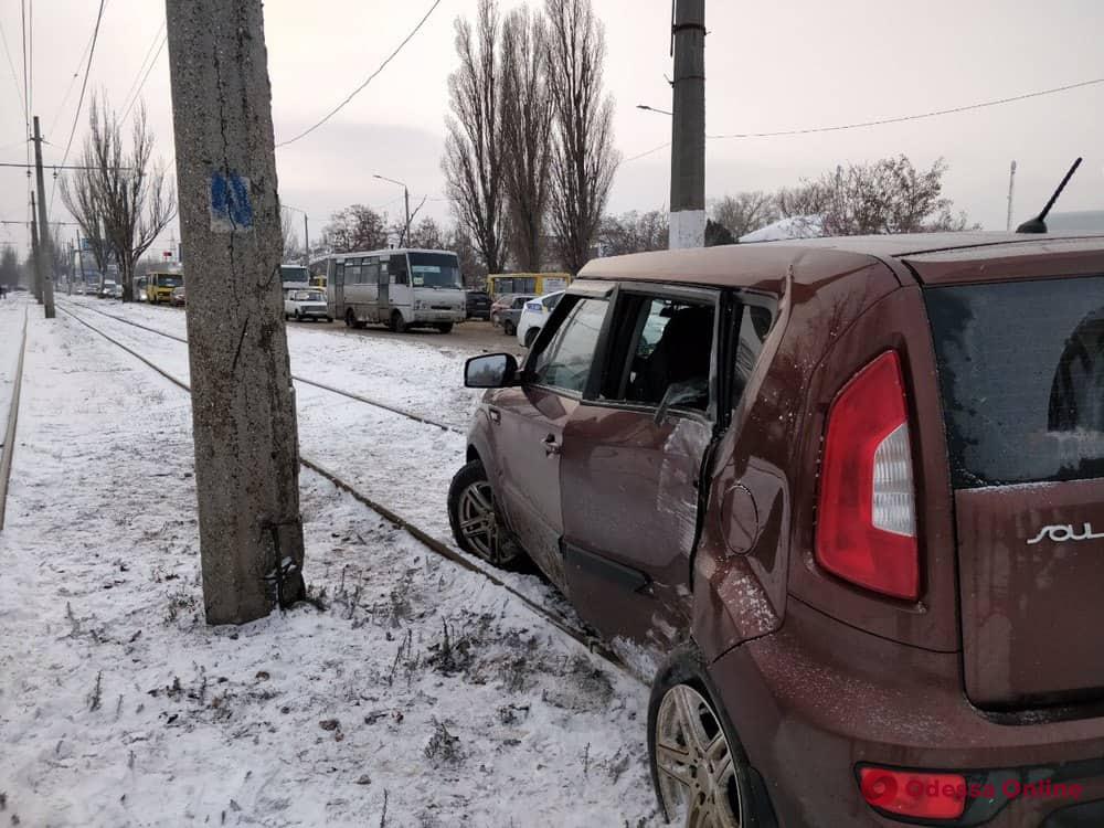 На поселке Котовского автомобиль врезался в электроопору: пострадал ребенок