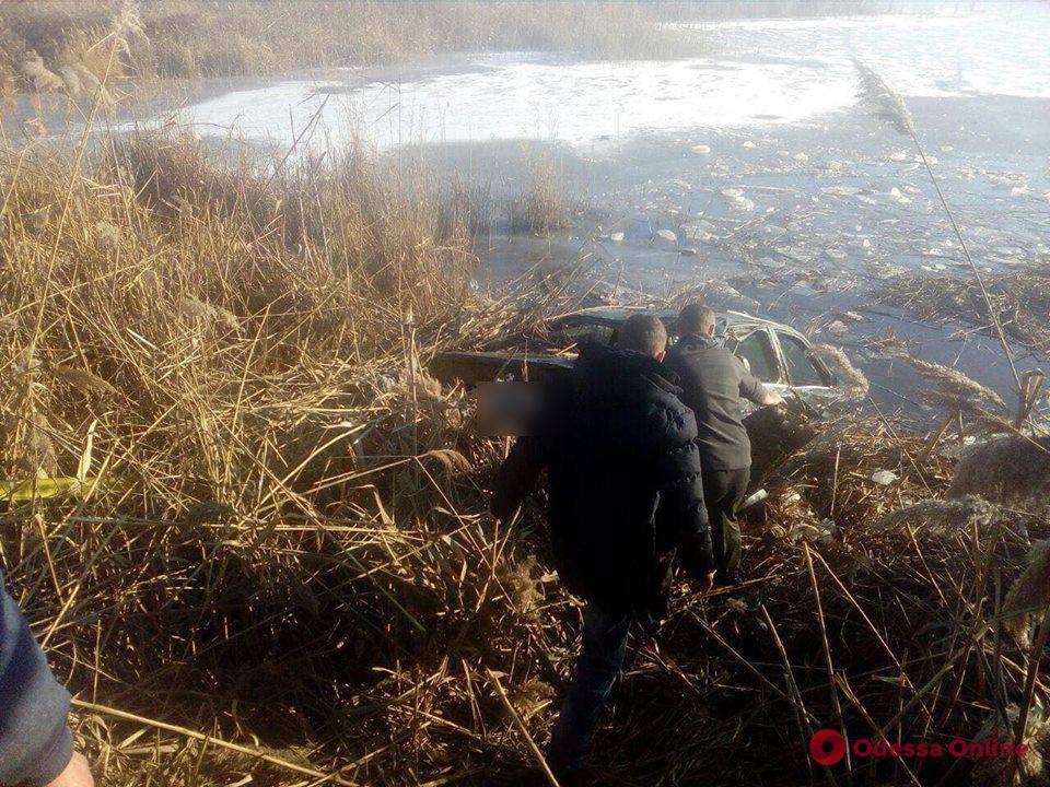 В Одессе BMW съехал с дороги и упал в озеро