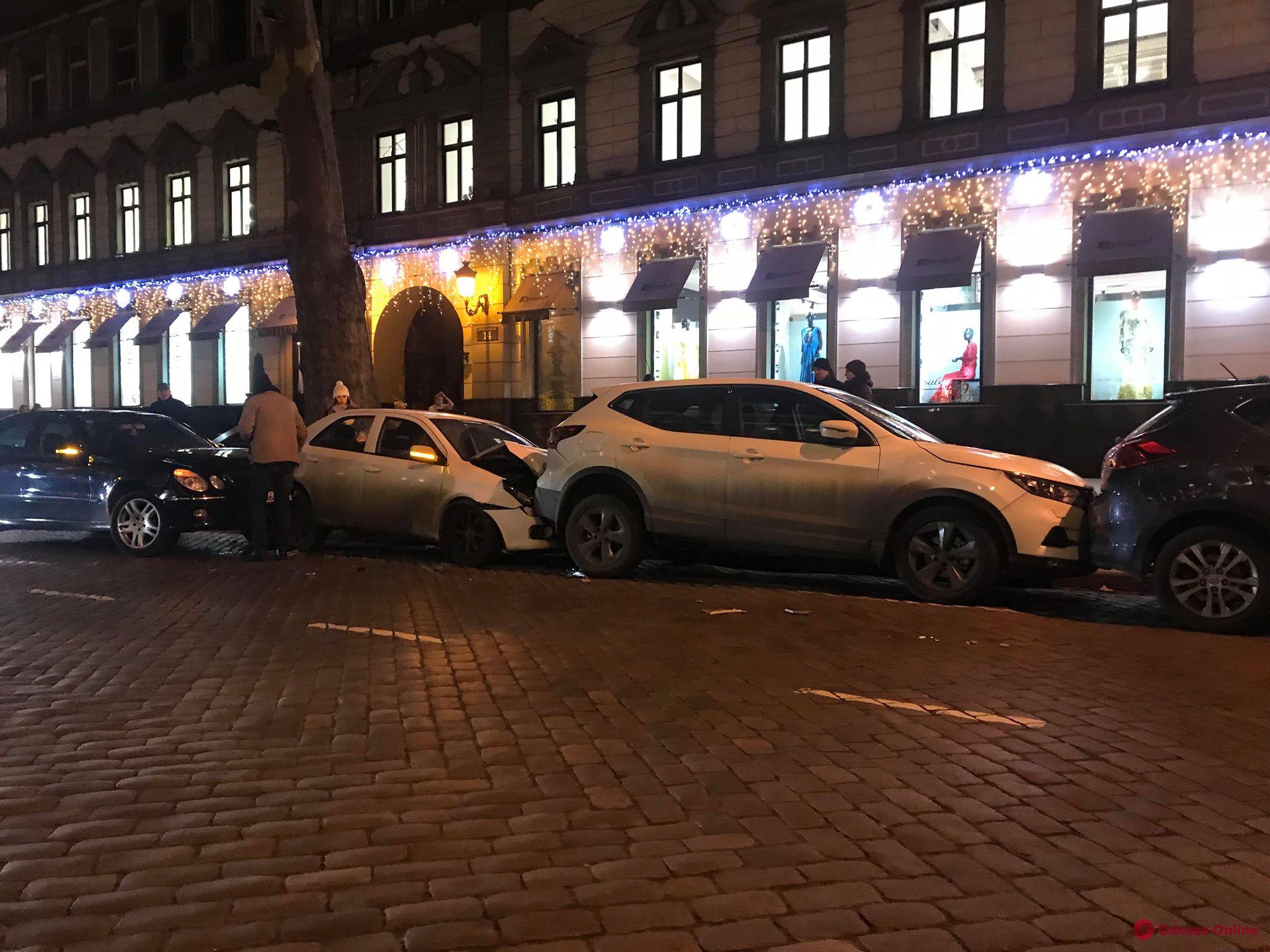 На Пушкинской легковушка врезалась в припаркованные авто