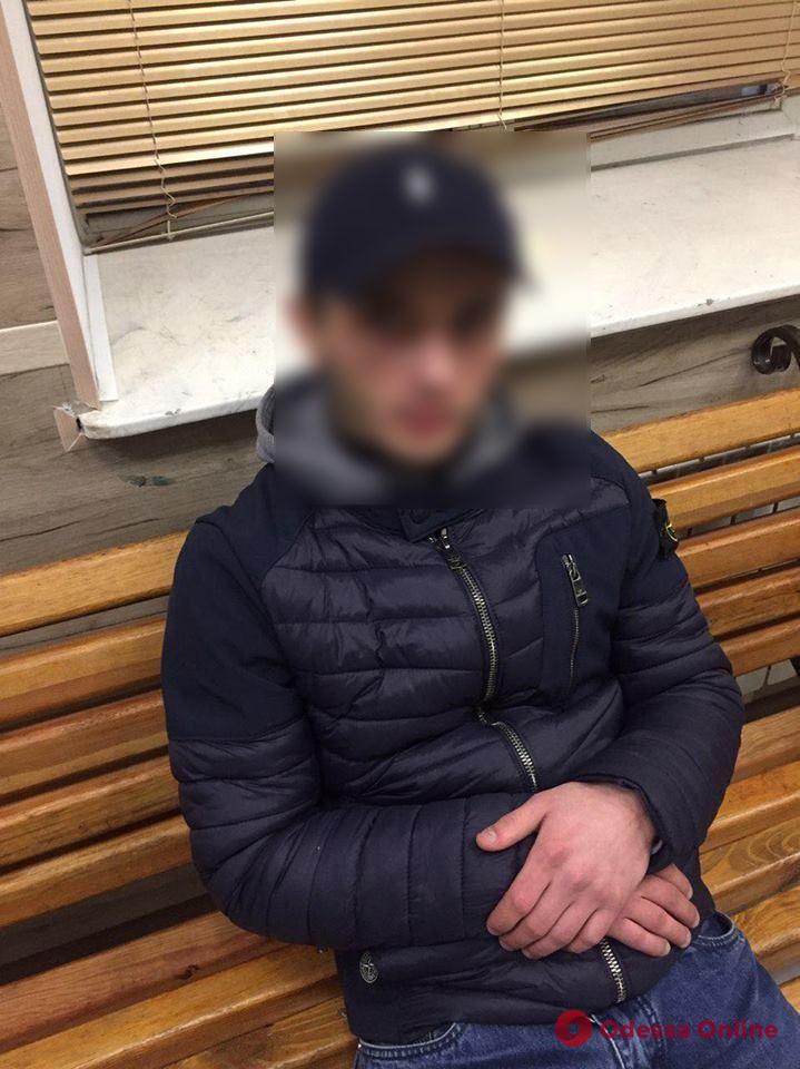 В Одессе четверо кавказцев ограбили прохожего