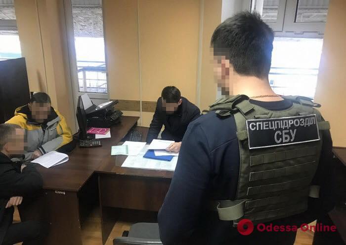 В Одесской области таможенник брал взятки с владельцев «евроблях»
