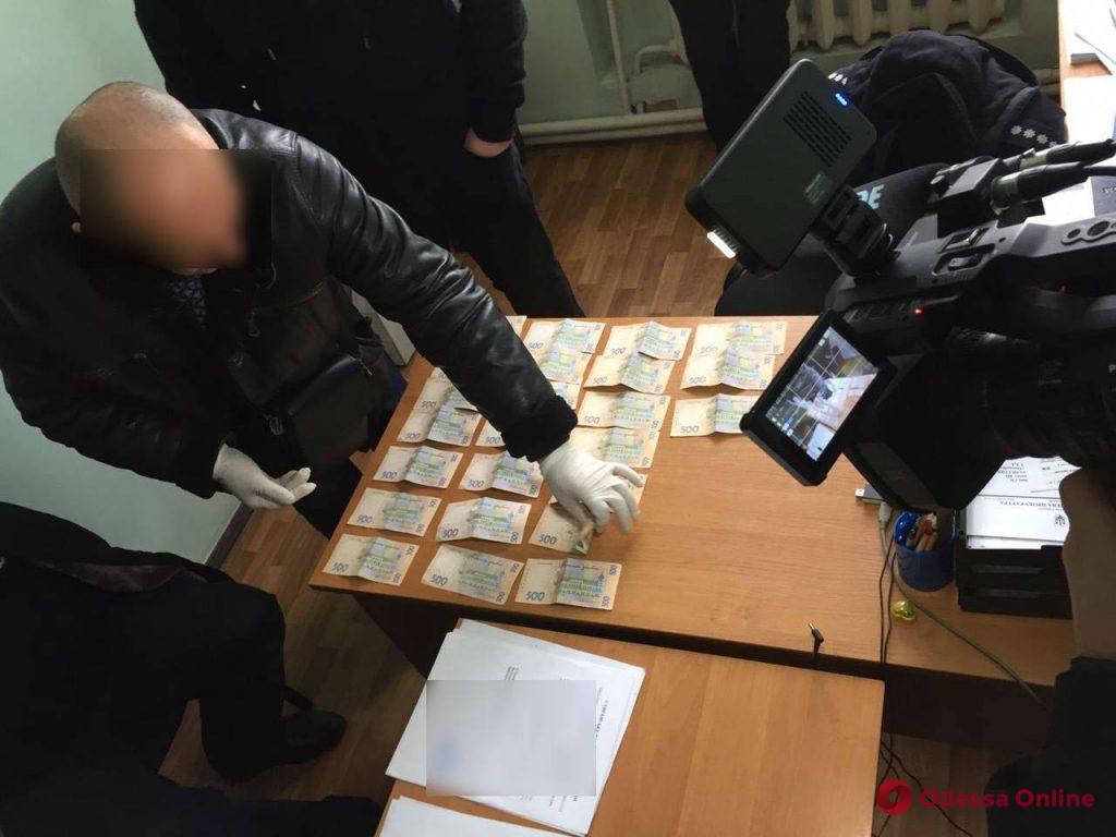 В Одесской области чиновник РГА пытался подкупить следователя полиции (видео, обновлено)