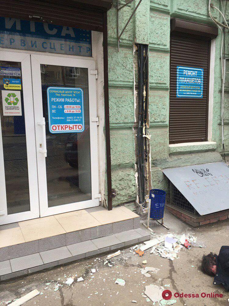 В Одессе неадекват с кувалдой бегал по улице и бросался на прохожих