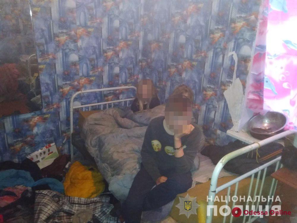 Под Одессой горе-мать бросила троих детей без еды в холодном доме
