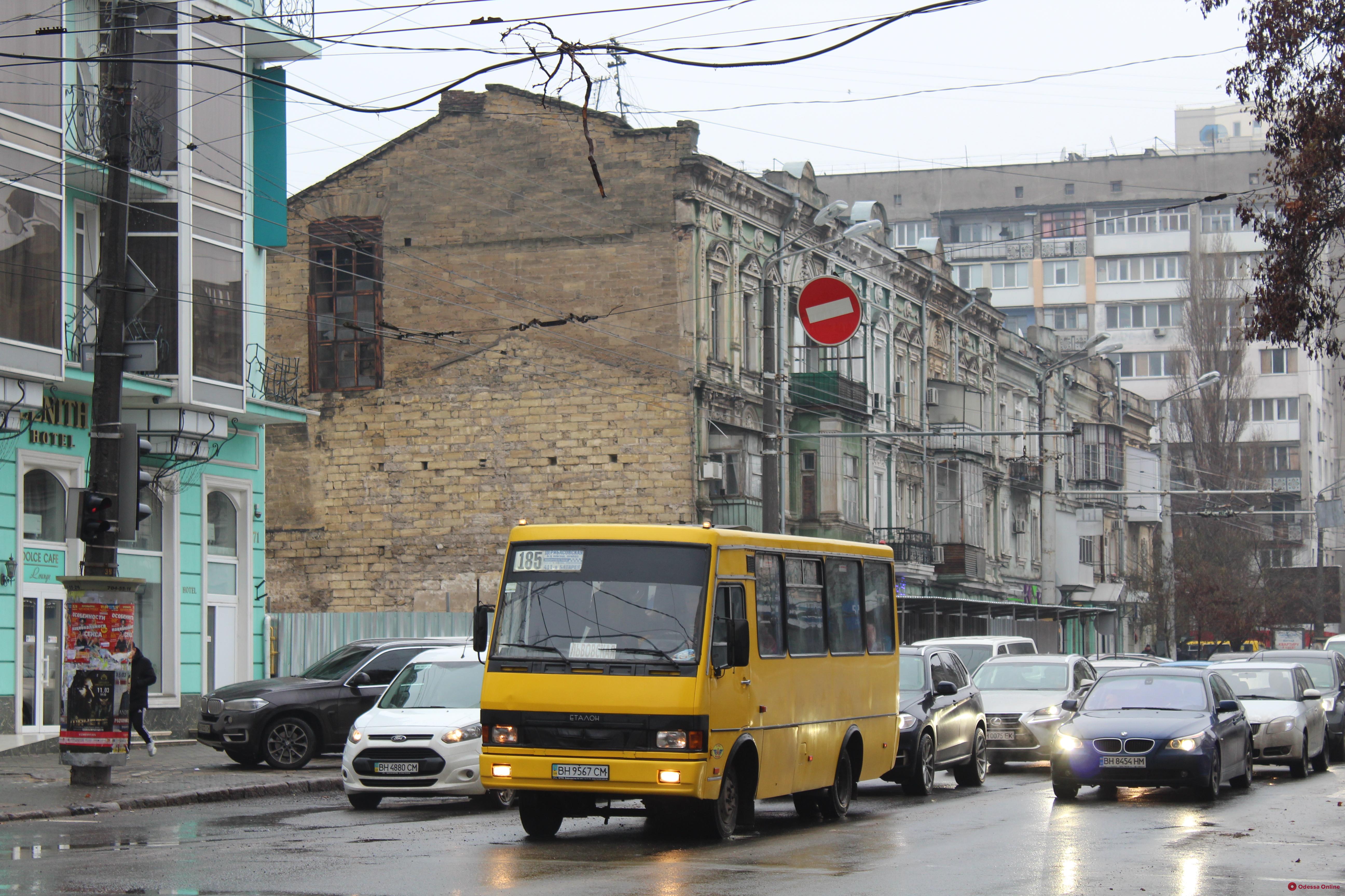 Дорожная обстановка в Одессе: пробки возле железнодорожного вокзала и на Балковской