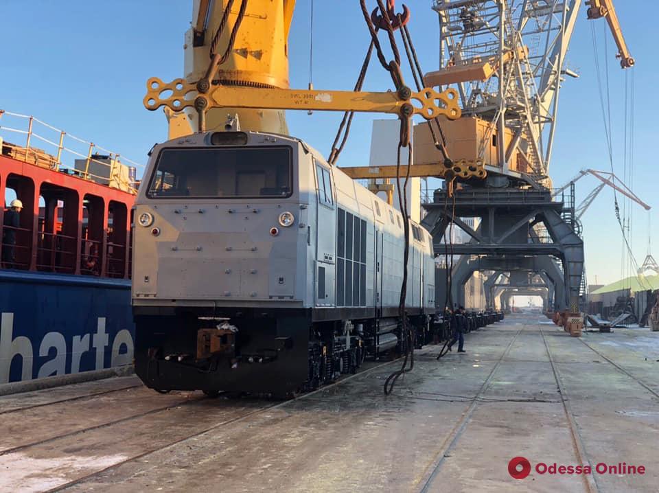 Одесская область: в Черноморский порт прибыли еще пять американских локомотивов