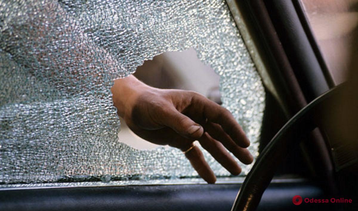 В Одессе кавказец разбил стекло в машине и забрал 200 тысяч гривен