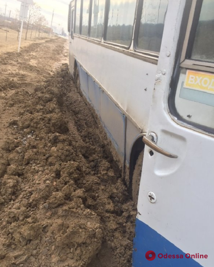 В Одесской области спасатели доставали из болота рейсовый автобус