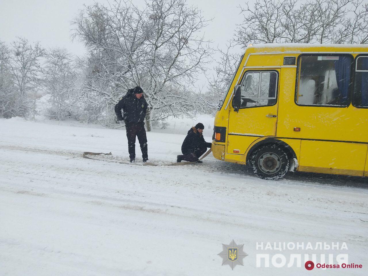 В Одесской области пассажирский автобус и фура слетели в кювет
