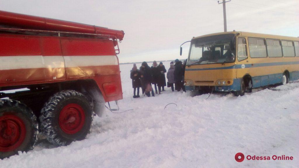 Одесская область: спасатели вытащили рейсовый автобус из снежного заноса